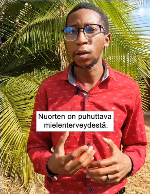 Kuvakaappaus videolta 2 nuori puhuja lähikuvassa.