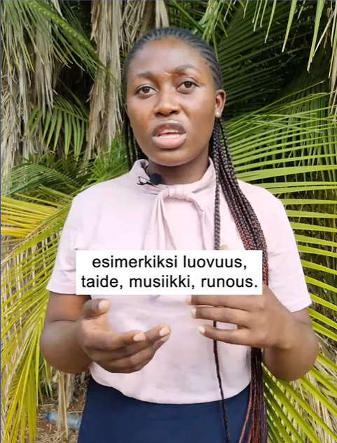 Kuvakaappaus videolta 3 nuori puhuja lähikuvassa.