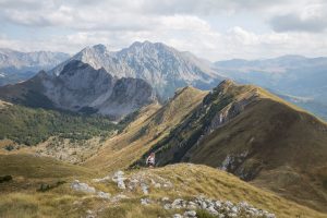 Vuoristomaisemassa Balkanilla.kasvillisuuden peittämiä ja pelkkiä kivisiä terävähuippuisia vuoria.