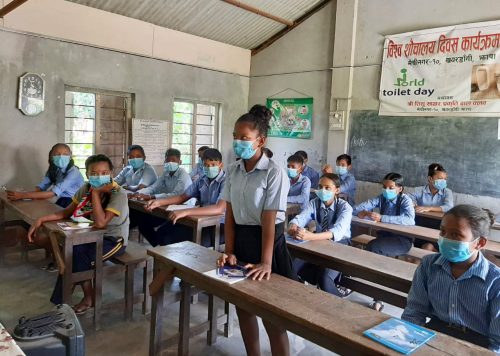 Oppilaita nepalilaisessa peruskoulussa Jhapassa. Kuvaaja: Tarun Rai /ECCA-järjestö