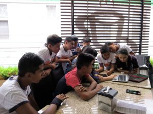 11 nuorta katsoo kannettavan tietokoneen ruutua.
