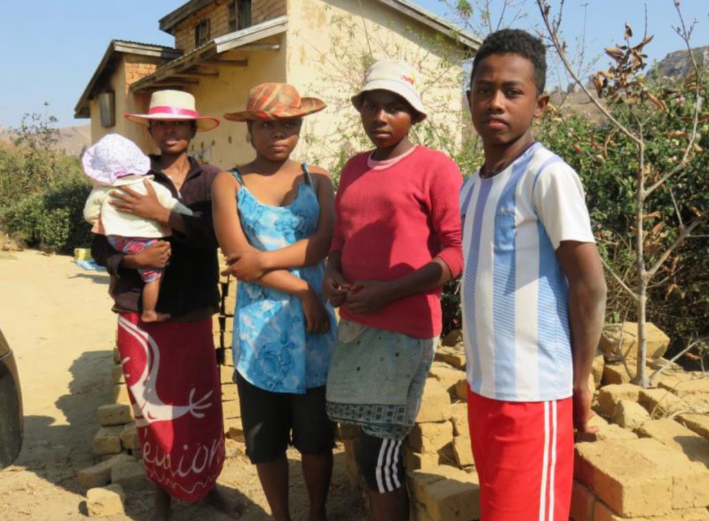 Madagaskar_nuoret2