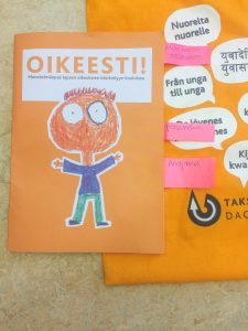 Kuvituskuvassa opasvihkonen ja kangaskassi..