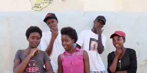 5 nuorta ryhmäkuvassa.