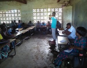 Aikuisia luokkahuoneessa.