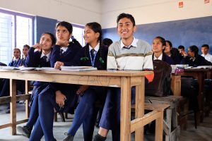 Nepalilaisia nuoria koululuokassa.