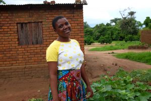 Nuori nainen seisoo ulkona.