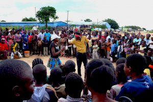 Kaksi nuorta esiintyy kadulla yli satapäisen yleisön keskellä.