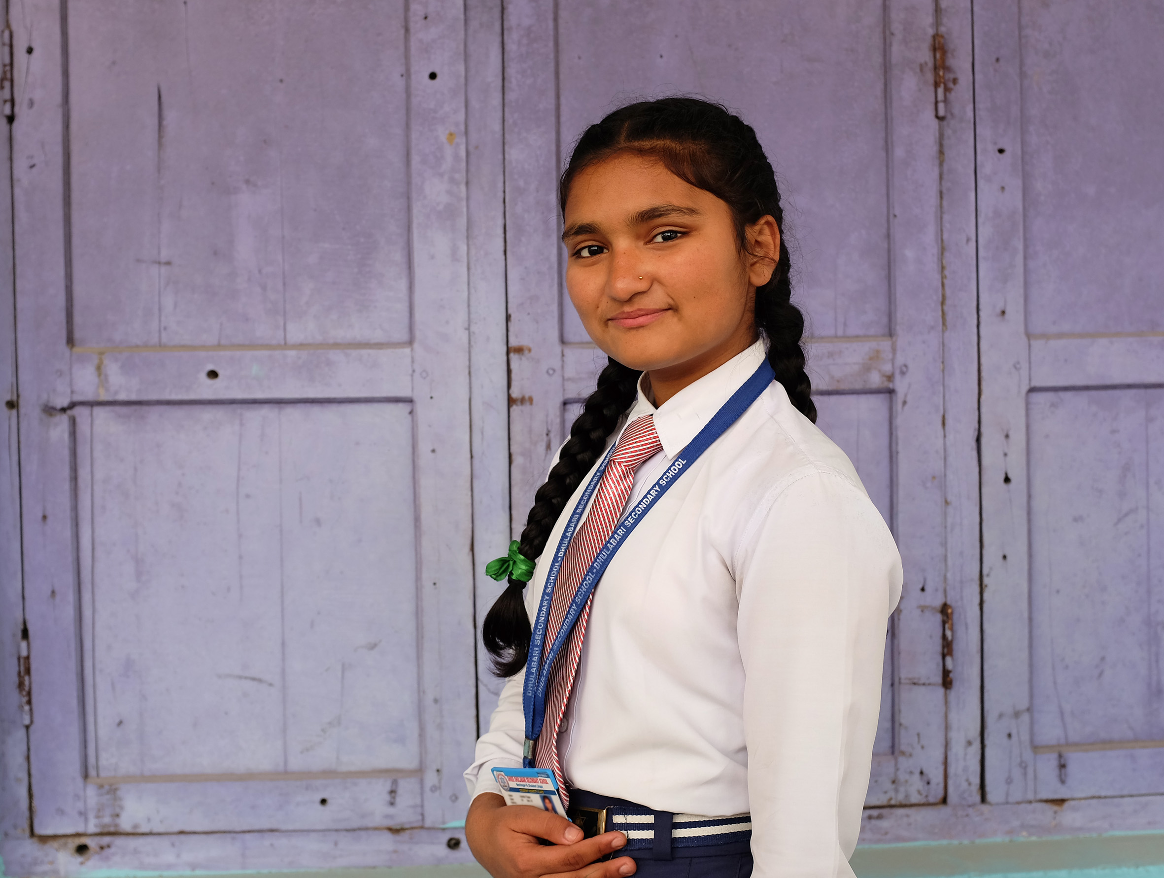 Nepalilainen tyttö koulupuvussa.