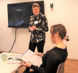 Sanni Palomäki ja Saila Mattila esittävät haastavaa tilannetta.