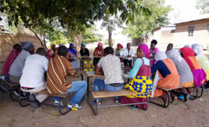 Malawilaisen kumppanimme CYECE:n toiminnassa mukana olevia vastuuhenkilöitä istumassa pöydän äärellä. Noin 30 aikuista istuu kokouksessa.