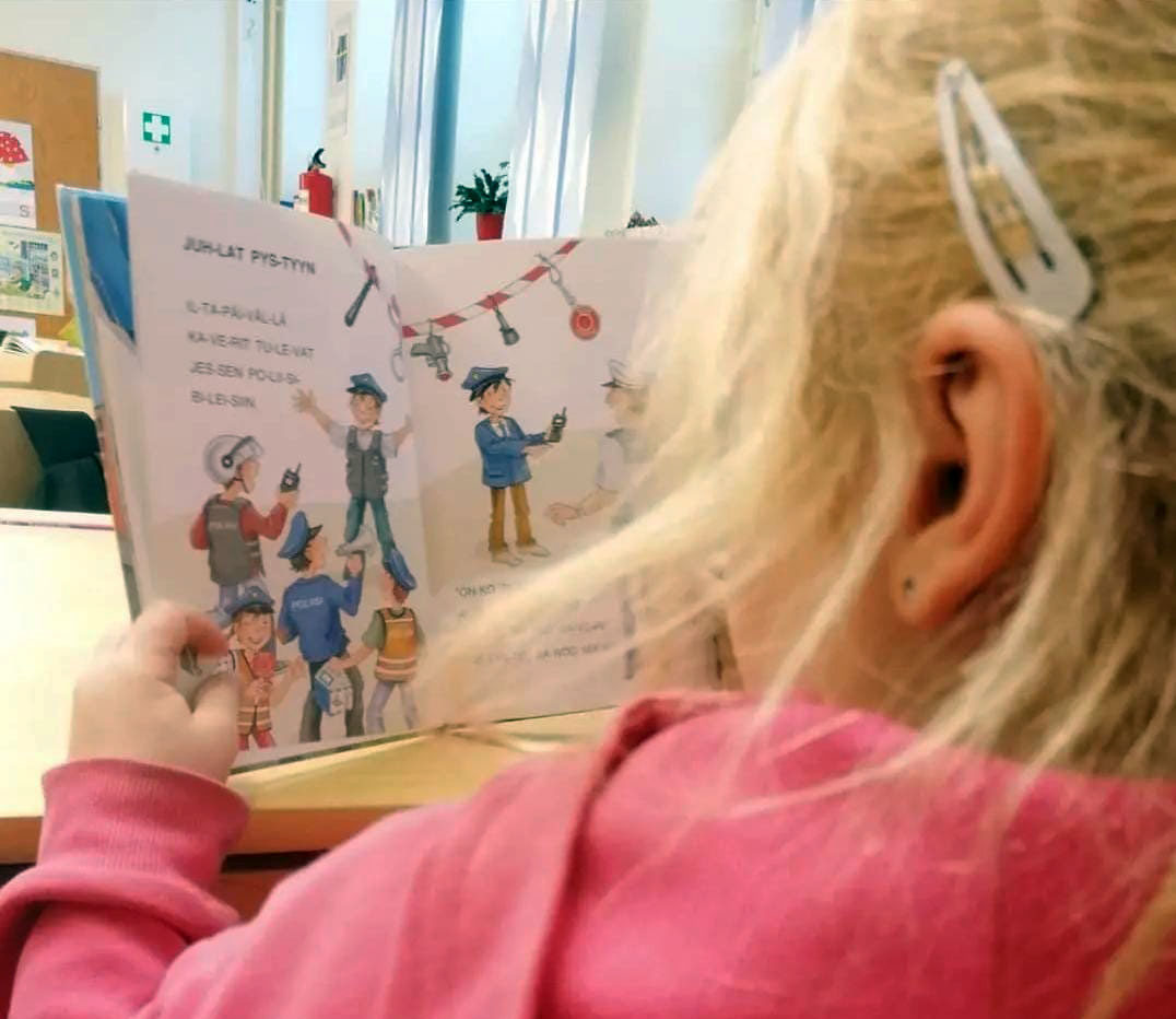 Tyttö lukee kirjaa Lukurallissa