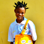“Aina välillä kutsun kaikki kyläni nuoret koolle ja kerron heille, että tyttöjen koulutus on tärkeintä. Haluan viedä yhteisööni kaiken sen, mitä olen oppinut ihmisoikeuksista.”  
- Mamie, 15, Sierra Leone
