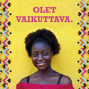 Kuvassa nuori sierraleonelainen nainen, värikästä kuviota, keltainen tausta ja teksti "Olet vaikuttava".