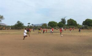 Tytöt pelaavat jalkapalloa Kuulundassa.