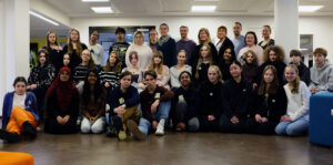 Ryhmäkuvassa 27 nuorta ja 9 aikuista.