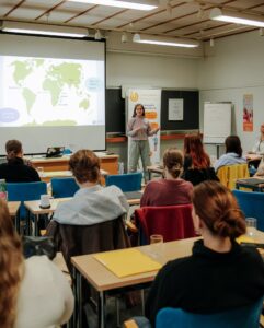 Nuori henkilö esittää diaesitystä vapaaehtoisille.