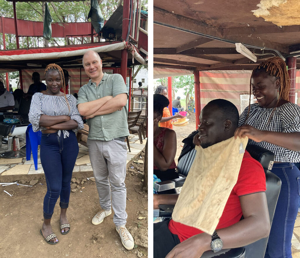 Vierekkäin kaksi valokuvaa: Kaksi ihmistä seisoo ulkona ja katsoo kameraa kohti hymyillen, kädet ristissä edessään. Toinen henkilöistä on toisessa kuvassa asettamassa pyyhettä parturintuolissa istuvan miehen ylle.