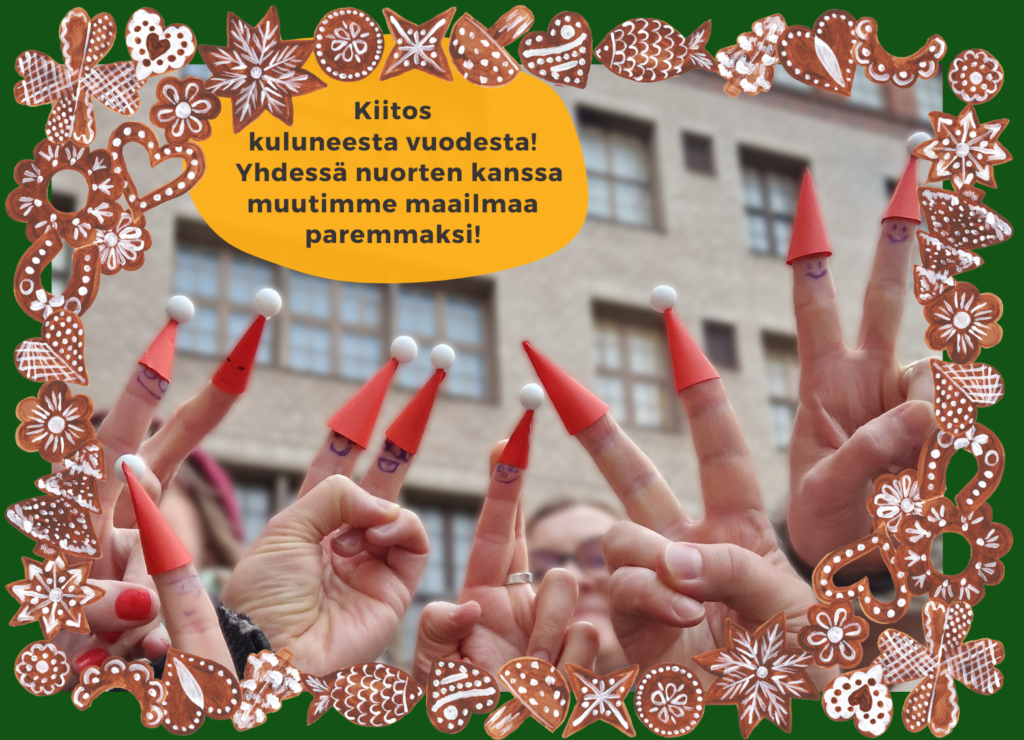 Valokuvassa useita käsiä, joiden sormenpäissä yhteensä 10 pientä punaista tonttulakkia ja piirrettyä hymynaamaa. Kuvaa kehystävät kymmenet pienet piparkakkupiirrokset. Kuvan päällä ja vieressä on tekstit: Kiitos kuluneesta vuodesta! Yhdessä nuorten kanssa muutimme maailmaa paremmaksi!
