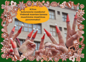 Valokuvassa useita käsiä, joiden sormenpäissä yhteensä 10 pientä punaista tonttulakkia ja piirrettyä hymynaamaa. Kuvaa kehystävät kymmenet pienet piparkakkupiirrokset. Kuvan päällä ja vieressä on tekstit: Kiitos kuluneesta vuodesta! Yhdessä nuorten kanssa muutimme maailmaa paremmaksi!