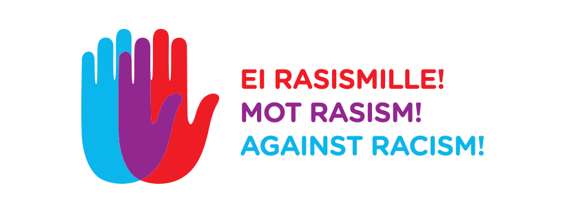 Kaksi kämmentä, sininen ja punainen, limittäin stop-asennossa. Teksti Ei rasismille! ja sama ruotsiksi ja englanniksi.