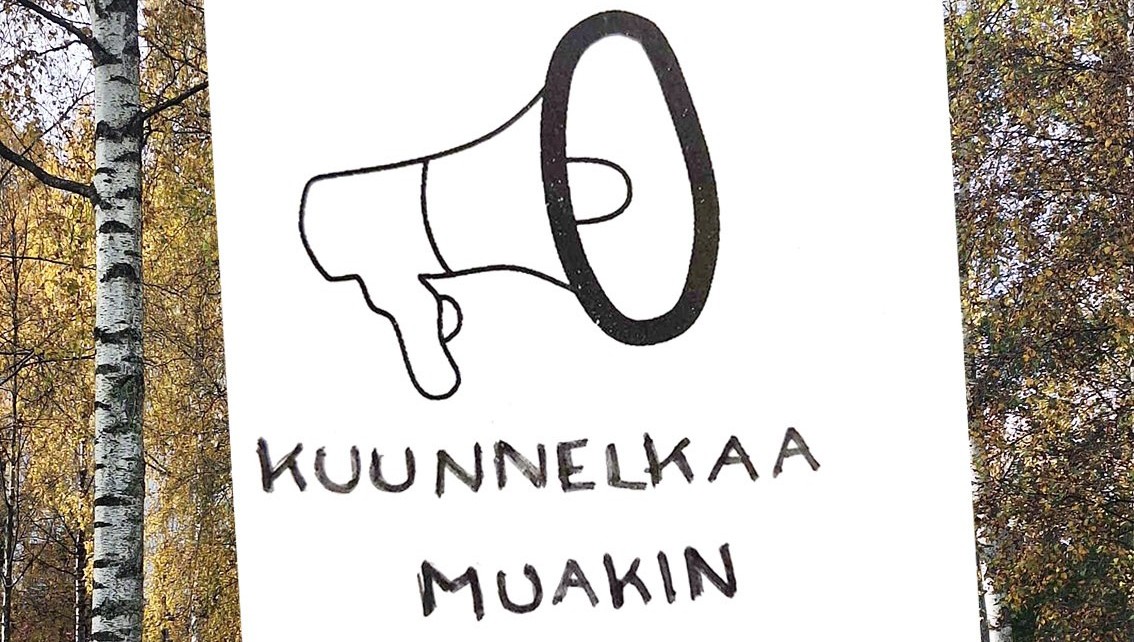Syksyisen lehtipuiden kuvan päällä on valkoinen neliö, jossa on viivapiirros megafonista ja käsinkirjoitetut sanat Kuunnelkaa muakin.